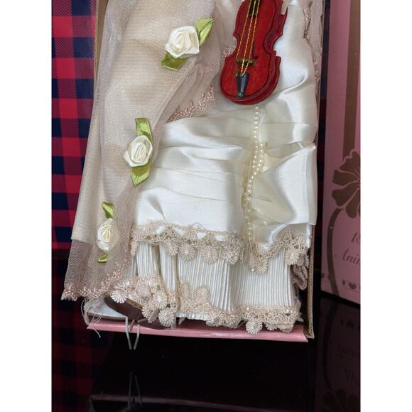 JOSEPHINA COLLECTION 18" FINE PORCELAIN ANIMATED MUSICAL DOLL IN BOX - Picture 4 of 8